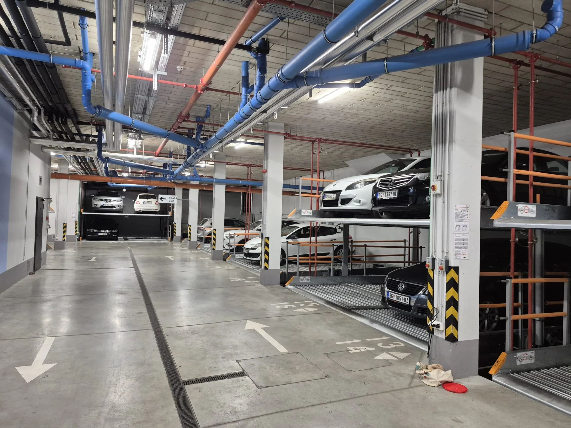 Naknadna ugradnja parking sistema — KLAUS platforme instalirane u postojećoj podzemnoj garaži