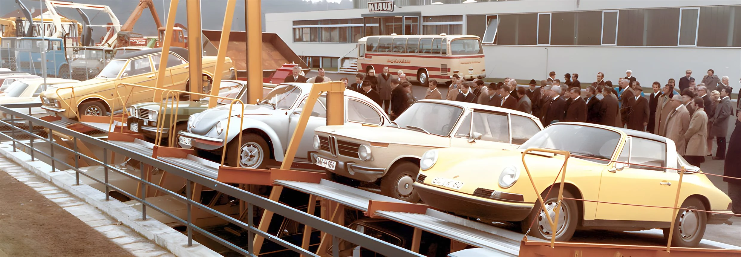 Istorijska fotografija KLAUS Multiparkinga — vozila na ranim parking platformama ispred fabrike u Nemačkoj