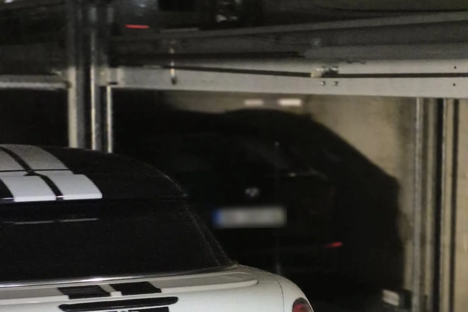 Parking sistem za poslovnu zgradu — KLAUS platforme sa vozilima u garaži poslovnog objekta