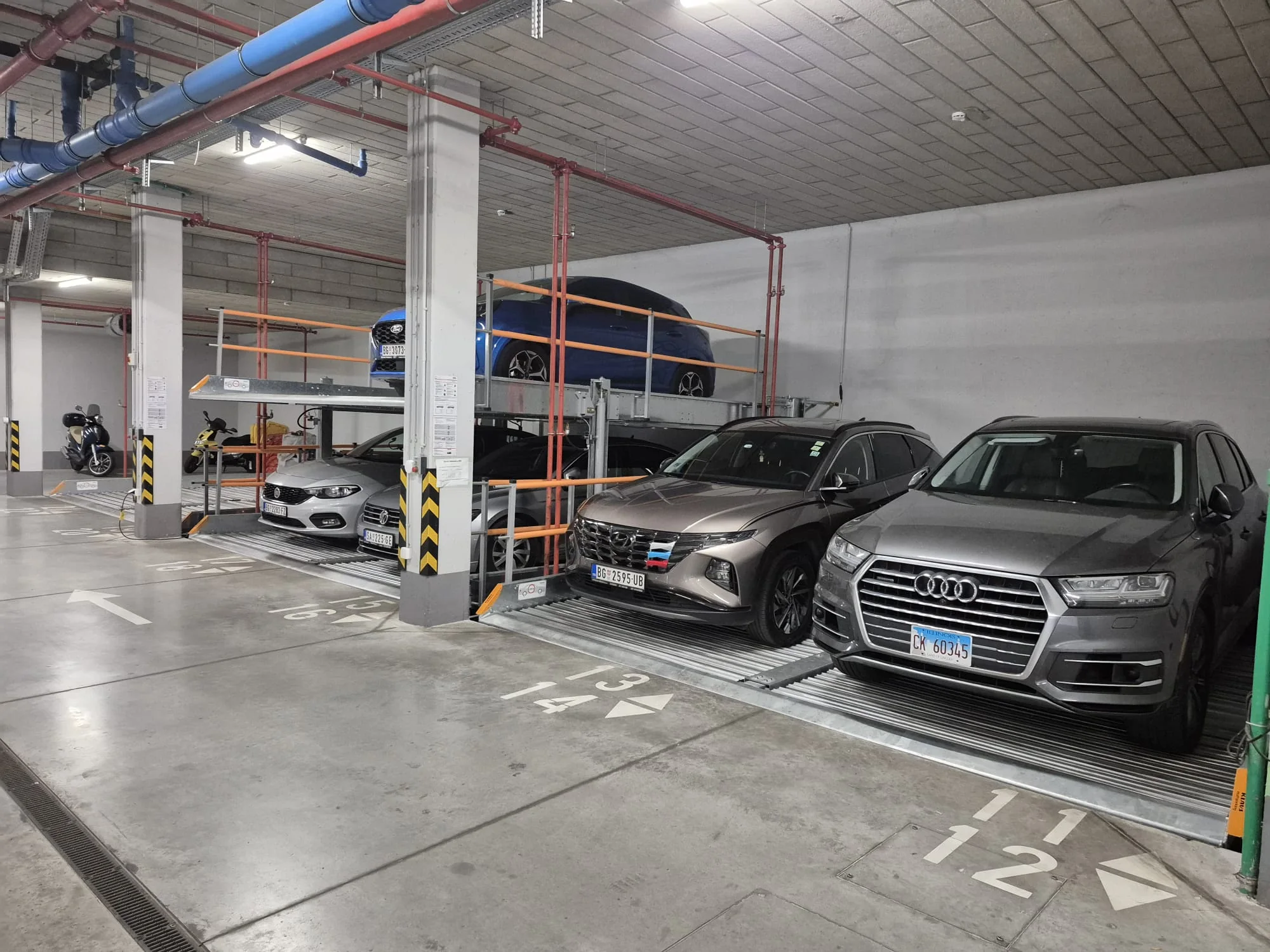 Parking sistem za stambenu zgradu — KLAUS platforme u podzemnoj garaži stambenog objekta