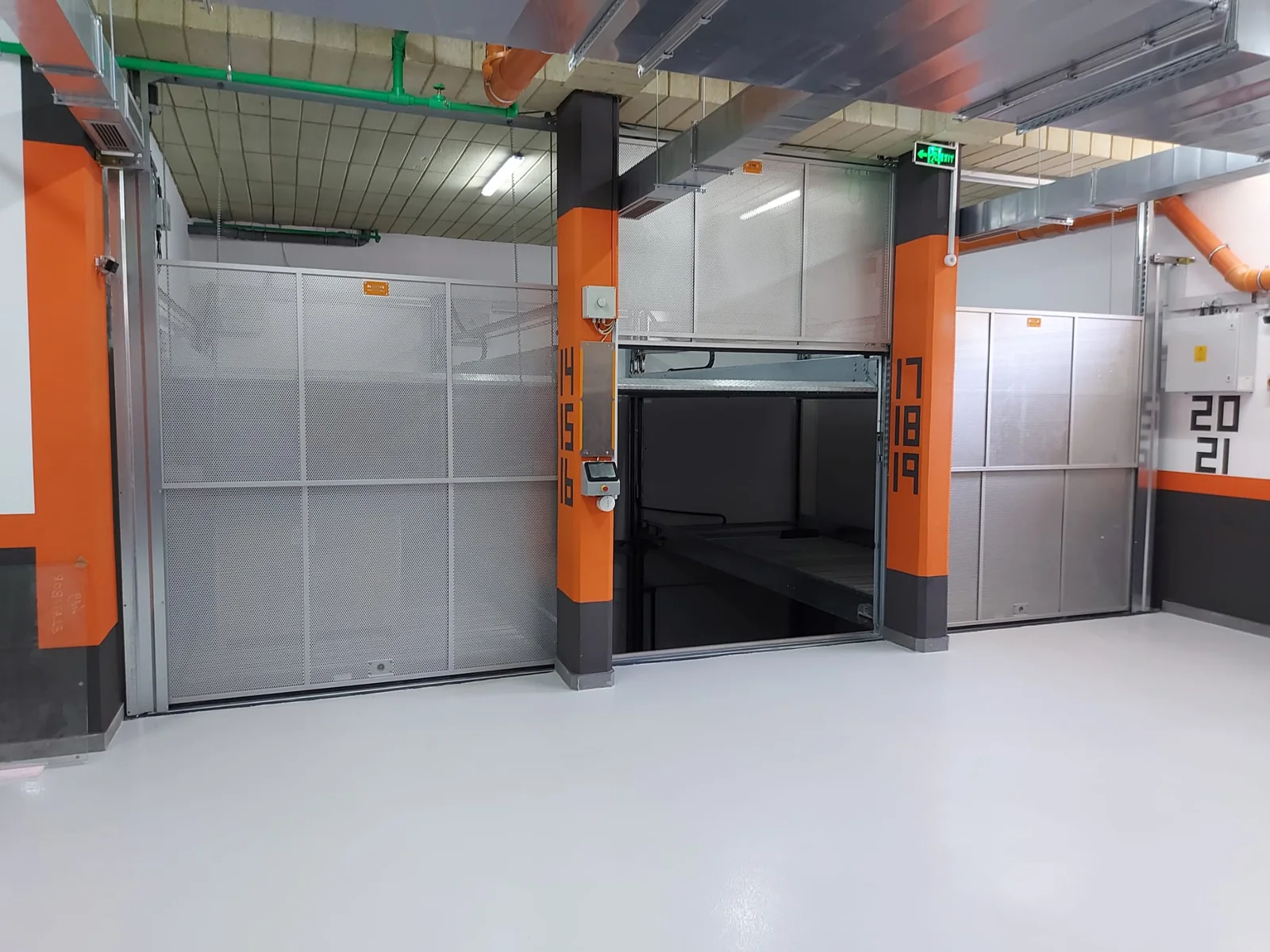 Poluautomatski parking sistem sa vratima u garaži novoizgrađenog objekta