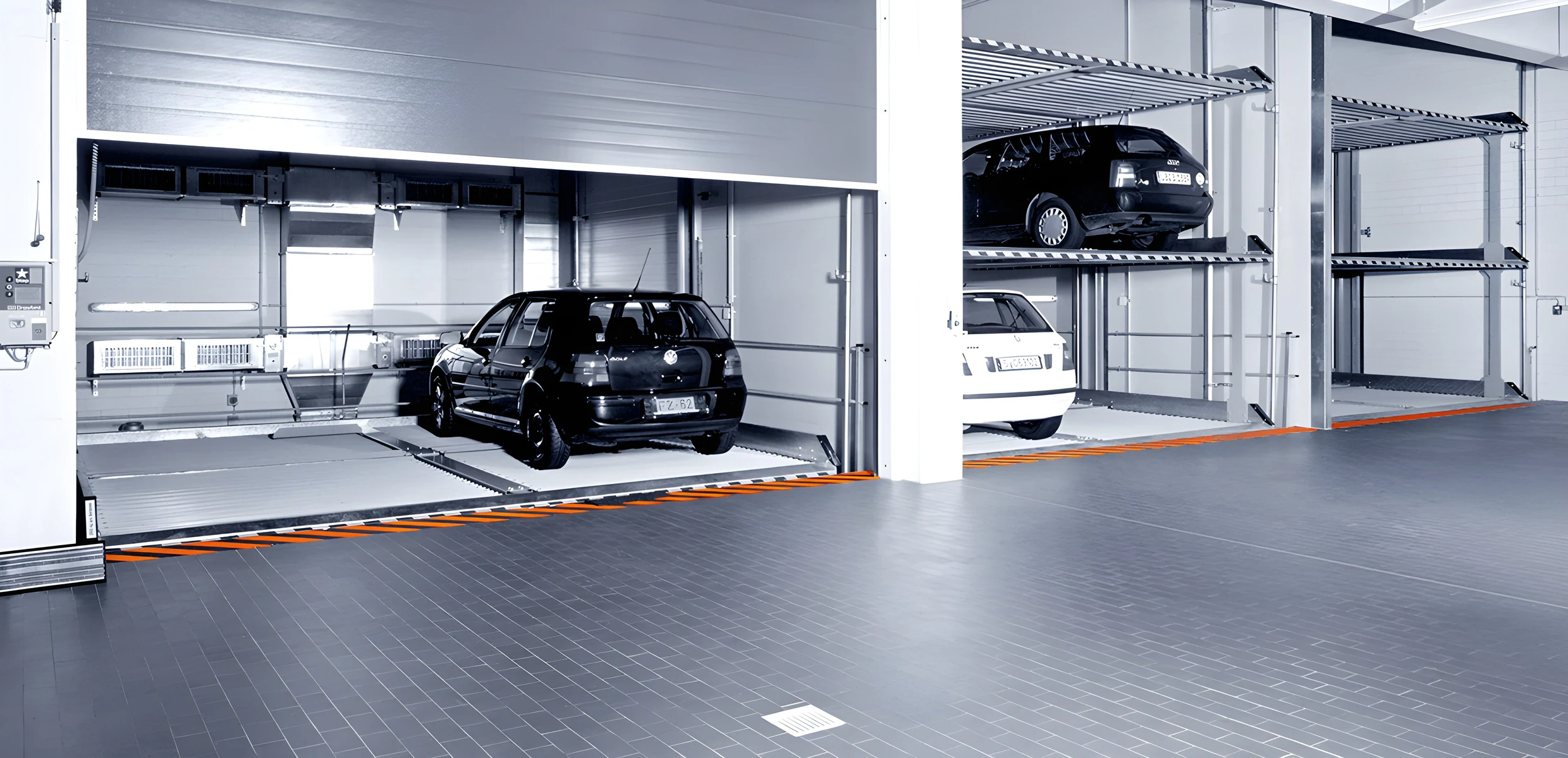 Hidraulični parking sistem MultiBase G63 sa vozilima parkiranim u više nivoa u istoj garaži