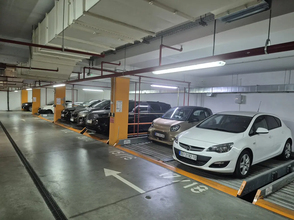 Niz parking sistema koji udvostručuju broj mesta u podzemnoj garaži