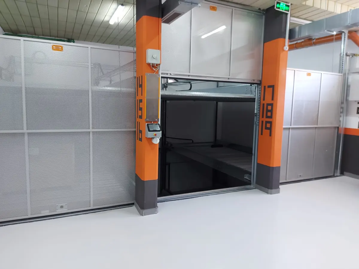 Poluautomatski parking sistem sa komandnom tablom u garaži