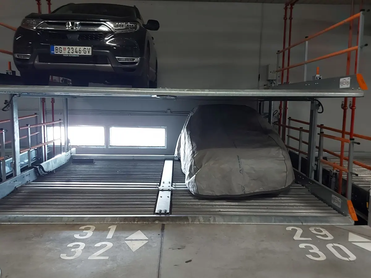 SUV parkiran na gornjoj platformi parking sistema u podzemnoj garaži